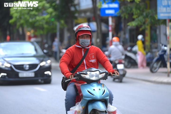 Hàng quán chỉ bán mang về, thu nhập của shipper Hà Nội tăng cao - 2