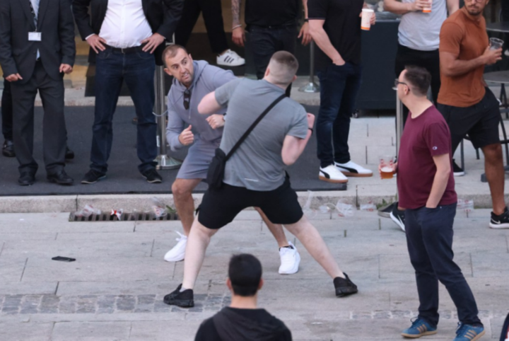 CĐV Man City và Chelsea loạn đả trước chung kết Champions League - 7