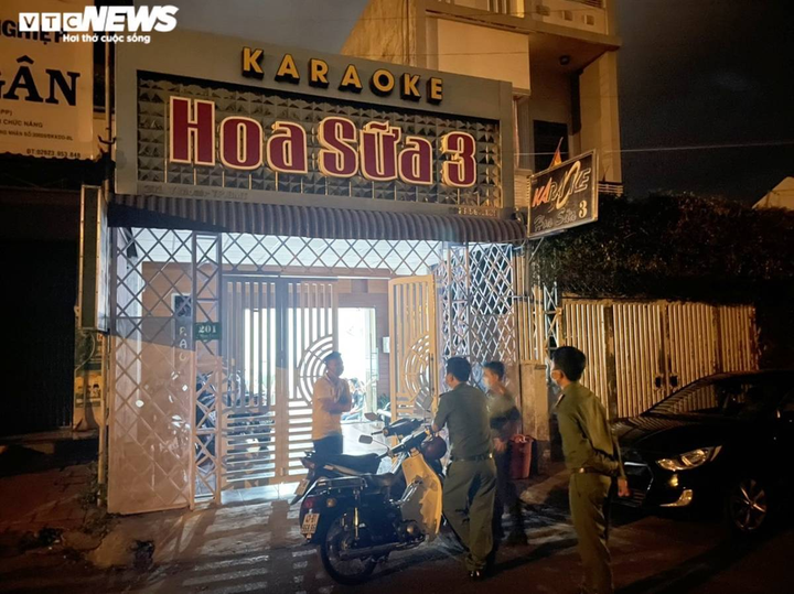 Bất chấp lệnh cấm, quán karaoke vẫn gọi dàn 'chân dài' đến phục vụ khách hát - 1
