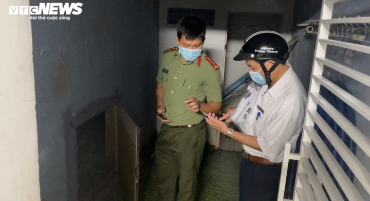 Bất chấp lệnh cấm, quán karaoke vẫn gọi dàn 'chân dài' đến phục vụ khách hát - 2