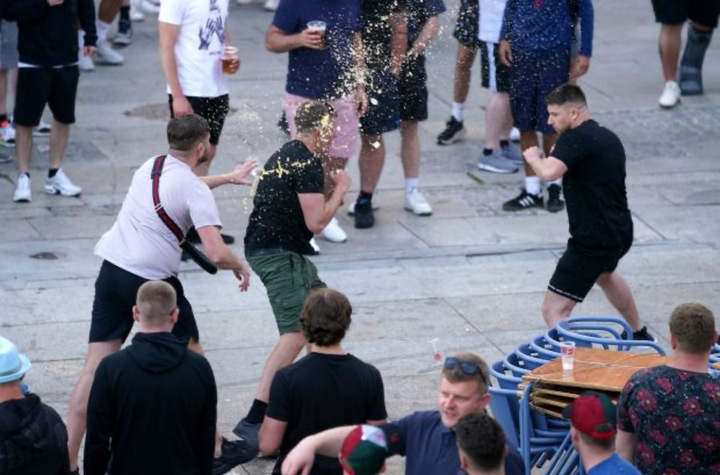 CĐV Man City và Chelsea loạn đả trước chung kết Champions League - 6