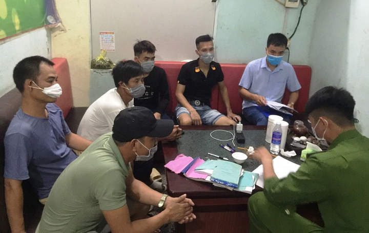 Lén lút hát giữa dịch, 12 khách và nhân viên quán karaoke bị cách ly tập trung - 1