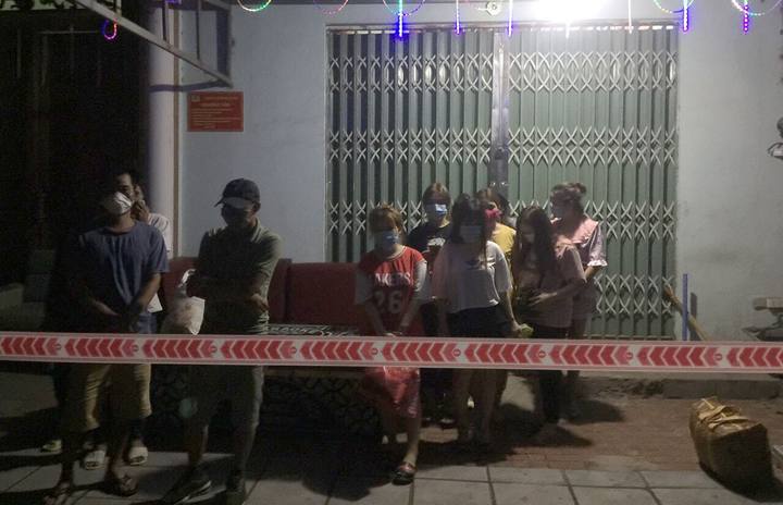 Lén lút hát giữa dịch, 12 khách và nhân viên quán karaoke bị cách ly tập trung - 2