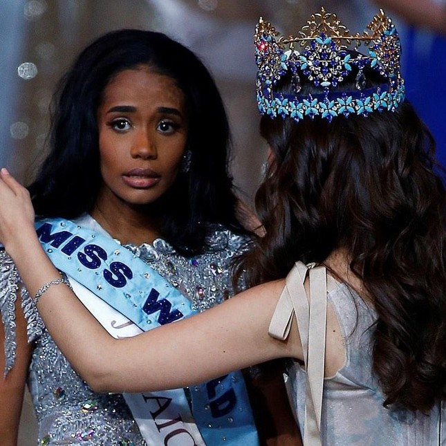 Bị chê 'quê một cục', Hoa hậu Thế giới 2019 lột xác quyến rũ sau 2 năm - 1