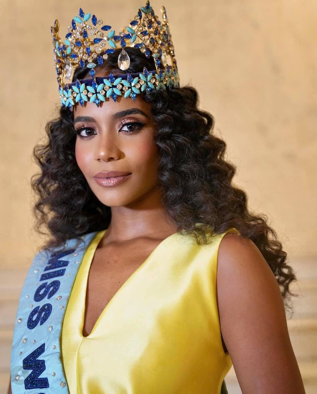 Bị chê 'quê một cục', Hoa hậu Thế giới 2019 lột xác quyến rũ sau 2 năm - 5