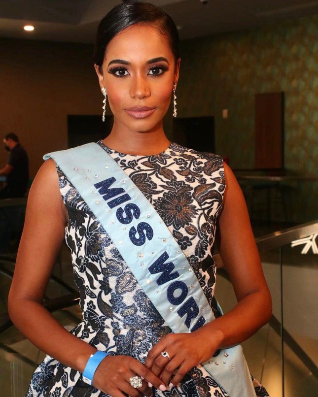 Bị chê 'quê một cục', Hoa hậu Thế giới 2019 lột xác quyến rũ sau 2 năm - 7