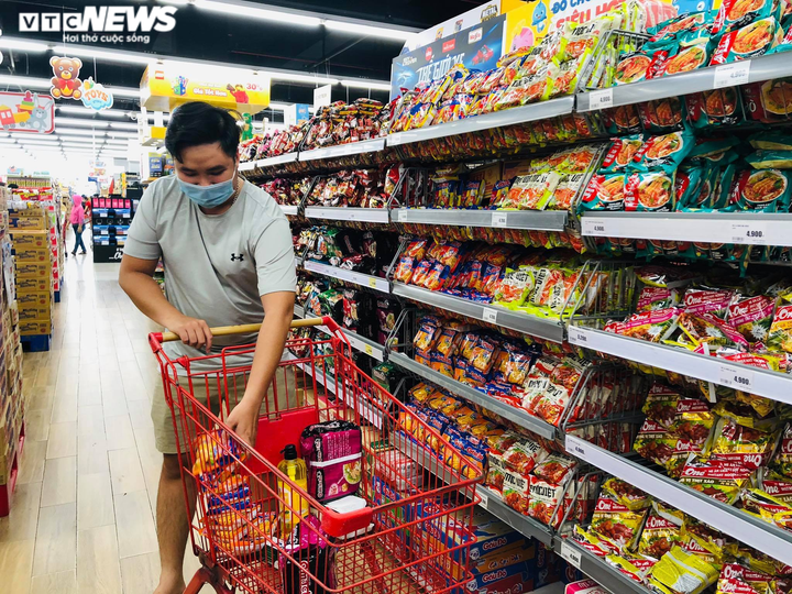 Ảnh: Người dân TP.HCM đổ xô đi mua thực phẩm trước giờ giãn cách xã hội - 3