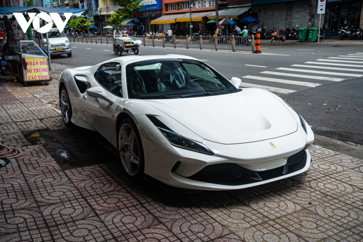 Cận cảnh Ferrari F8 Spider thứ ba tại Việt Nam - 4