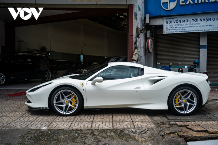 Cận cảnh Ferrari F8 Spider thứ ba tại Việt Nam - 9