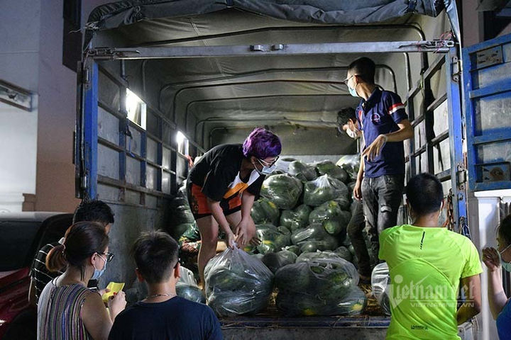 Hàng từ tâm dịch Bắc Giang đổ về, dân Hà Nội xuyên đêm ngóng đợi - 4