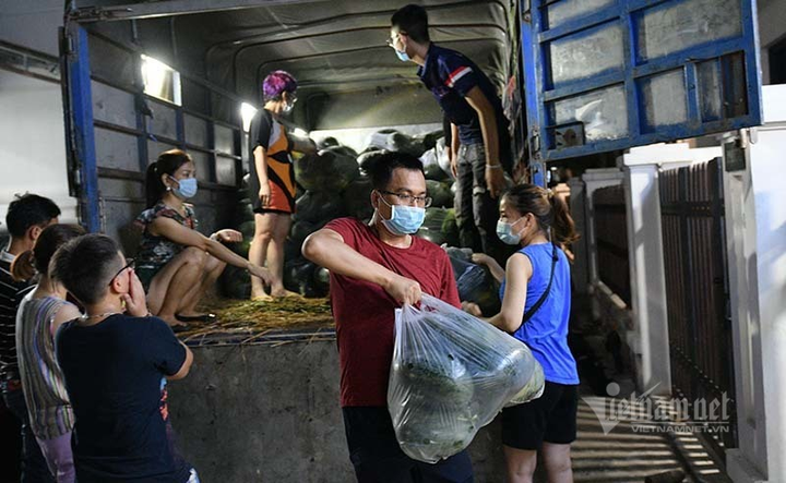 Hàng từ tâm dịch Bắc Giang đổ về, dân Hà Nội xuyên đêm ngóng đợi - 3