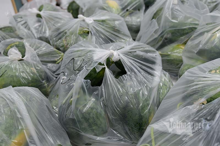 Hàng từ tâm dịch Bắc Giang đổ về, dân Hà Nội xuyên đêm ngóng đợi - 9