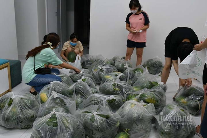 Hàng từ tâm dịch Bắc Giang đổ về, dân Hà Nội xuyên đêm ngóng đợi - 8