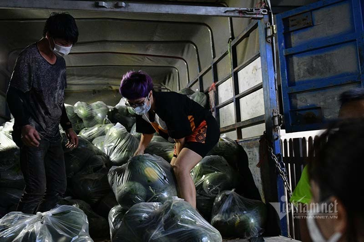 Hàng từ tâm dịch Bắc Giang đổ về, dân Hà Nội xuyên đêm ngóng đợi - 1