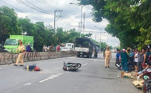 Nam thanh niên chết bất thường giữa quốc lộ 13 ở Bình Dương - 1