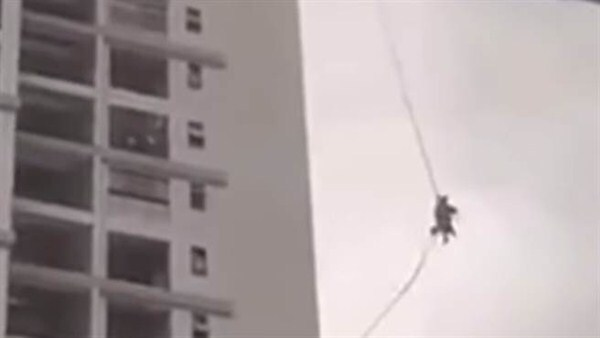 Thót tim cảnh công nhân lau cửa sổ chung cư bị gió mạnh thổi bay - 2