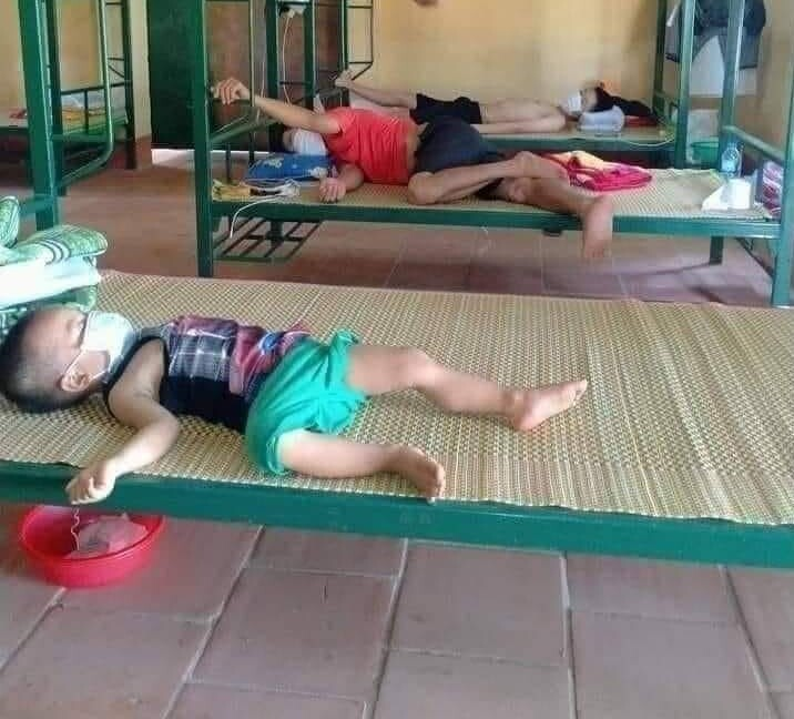 Rơi nước mắt hình ảnh bé trai 3 tuổi một mình nằm ngủ trong khu cách ly - 1