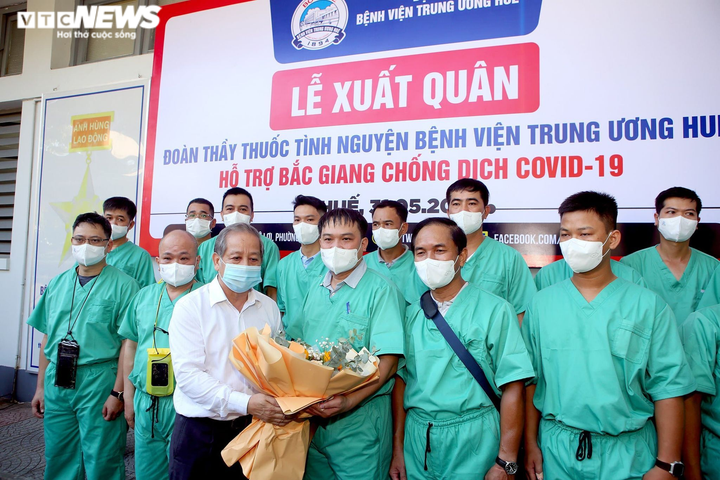 Huế đưa đội y - bác sĩ tinh nhuệ hỗ trợ tâm dịch Bắc Giang - 1