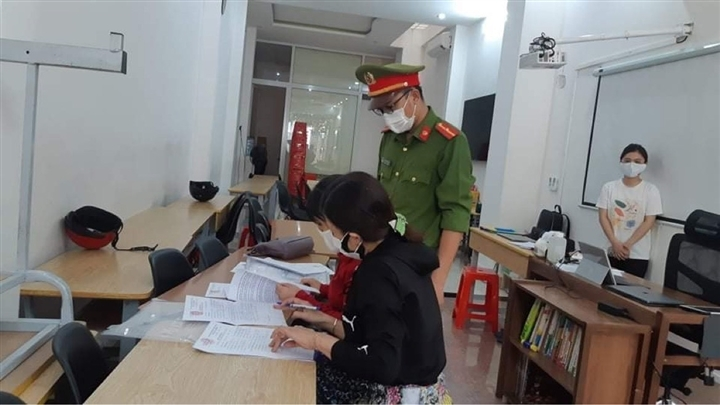 Trăm học sinh chen chúc trong lớp giữa mùa dịch, cơ sở dạy tiếng Anh bị xử phạt - 1