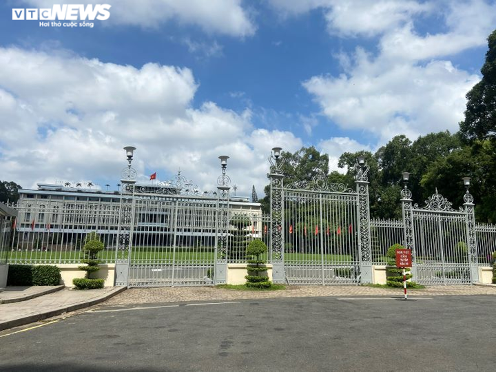 Ảnh: Đường phố Sài Gòn lác đác người trong ngày đầu tiên giãn cách xã hội - 3