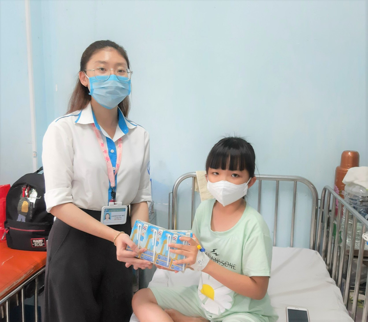 Cô gái Hà Lan tiếp tục mang 450.000 ly sữa, tiếp sức cho tâm dịch vững vàng - 2