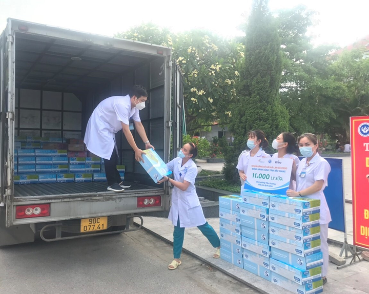 Cô gái Hà Lan tiếp tục mang 450.000 ly sữa, tiếp sức cho tâm dịch vững vàng - 4