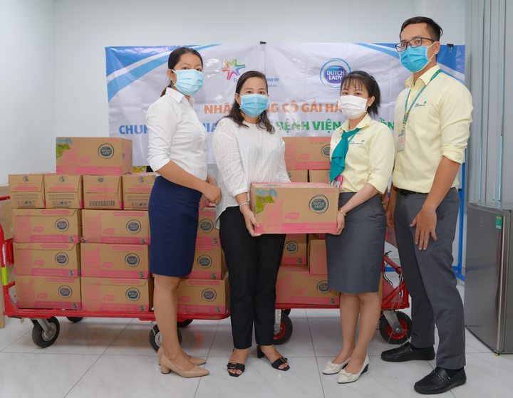 Cô gái Hà Lan tiếp tục mang 450.000 ly sữa, tiếp sức cho tâm dịch vững vàng - 5