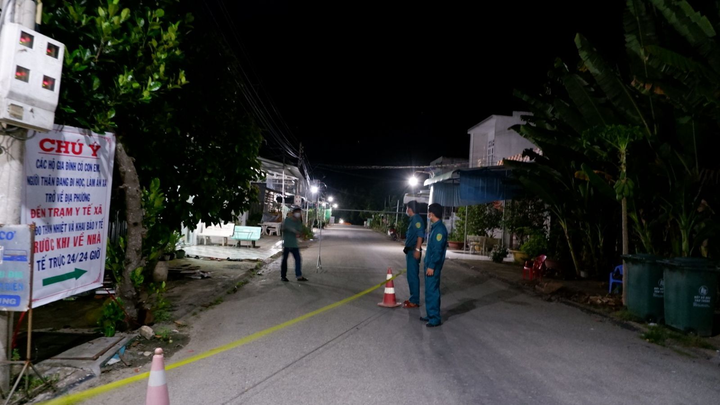 Long An cách ly 28 ngày khu dân cư nơi 2 bệnh nhân COVID-19 sống - 1