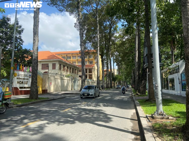 Ảnh: Đường phố Sài Gòn lác đác người trong ngày đầu tiên giãn cách xã hội - 5