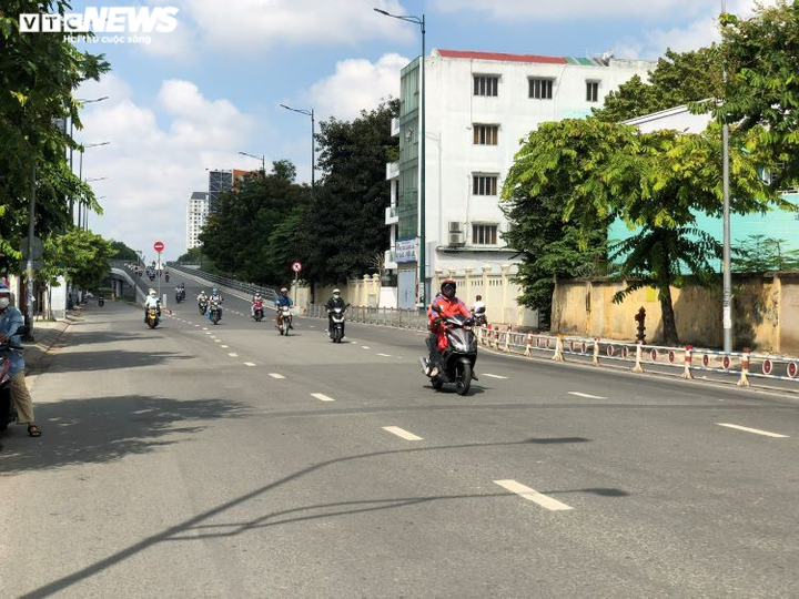 Ảnh: Đường phố Sài Gòn lác đác người trong ngày đầu tiên giãn cách xã hội - 14