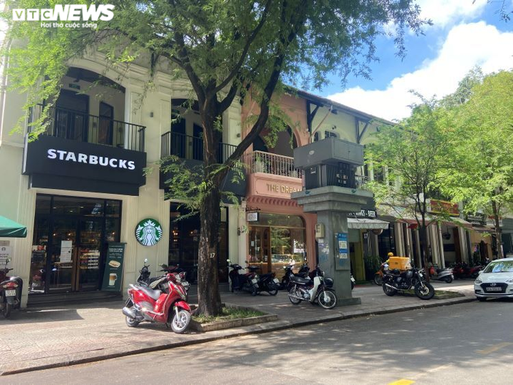 Ảnh: Đường phố Sài Gòn lác đác người trong ngày đầu tiên giãn cách xã hội - 9