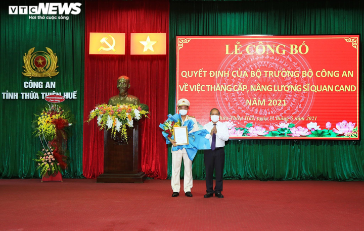 Phong quân hàm đại tá cho giám đốc Công an tỉnh Thừa Thiên - Huế - 1