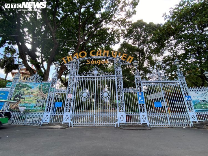 Ảnh: Đường phố Sài Gòn lác đác người trong ngày đầu tiên giãn cách xã hội - 4