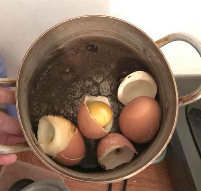 Bằng chứng việc người ‘có thù với bếp’ nấu ăn thì trứng luộc cũng ra thảm họa - 4