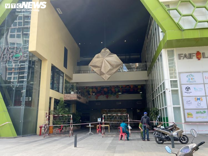 Ảnh: Đường phố Sài Gòn lác đác người trong ngày đầu tiên giãn cách xã hội - 12