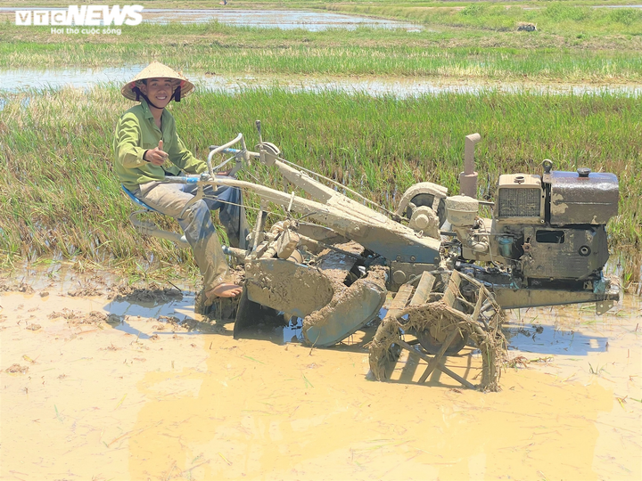 Nắng thiêu đốt 41 độ C, người dân vẫn hối hả ra đồng làm việc - 4