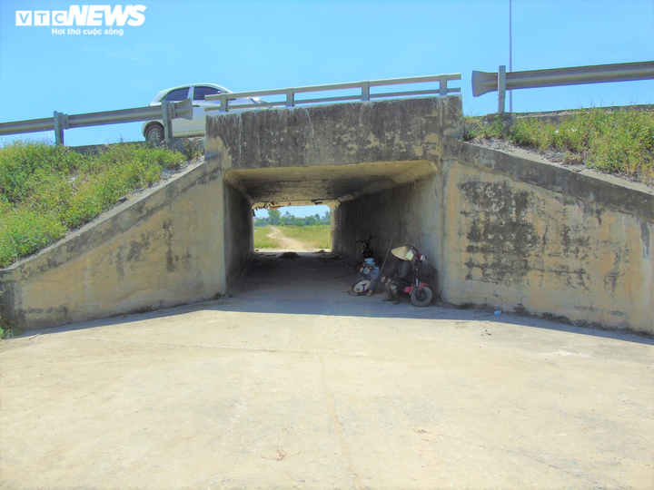 Nắng thiêu đốt 41 độ C, người dân vẫn hối hả ra đồng làm việc - 12