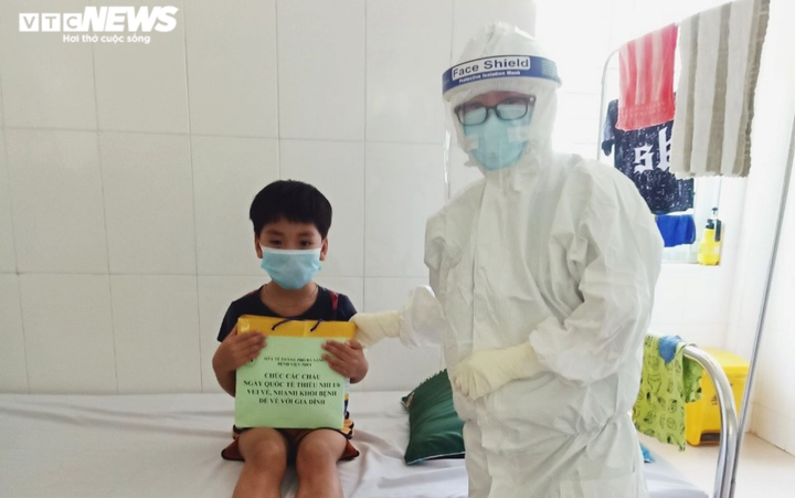 Tết thiếu nhi đặc biệt ở nơi điều trị bệnh nhân COVID-19 tại Đà Nẵng - 6