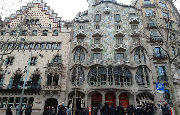 Dân châu Âu và Mỹ đón kỳ nghỉ hè sau nhiều tháng bị 'khóa chân' - 2