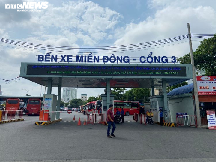 Ảnh: Bến xe, ga tàu ở TP.HCM lại đìu hiu giữa dịch COVID-19 - 1