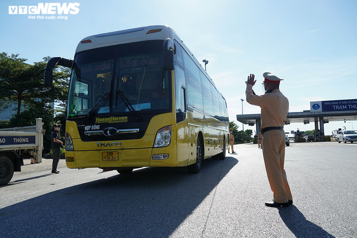 Ảnh: CSGT căng mình làm nhiệm vụ chống dịch COVID-19 dưới trời nắng như đổ lửa - 3