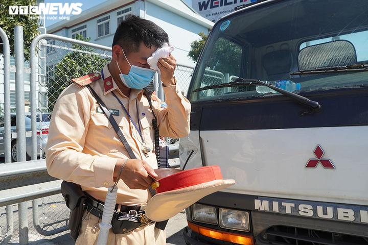 Ảnh: CSGT căng mình làm nhiệm vụ chống dịch COVID-19 dưới trời nắng như đổ lửa - 13