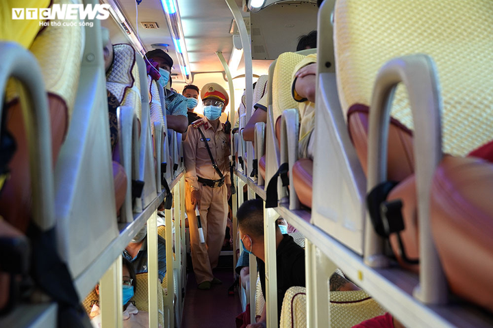 Ảnh: CSGT căng mình làm nhiệm vụ chống dịch COVID-19 dưới trời nắng như đổ lửa - 4