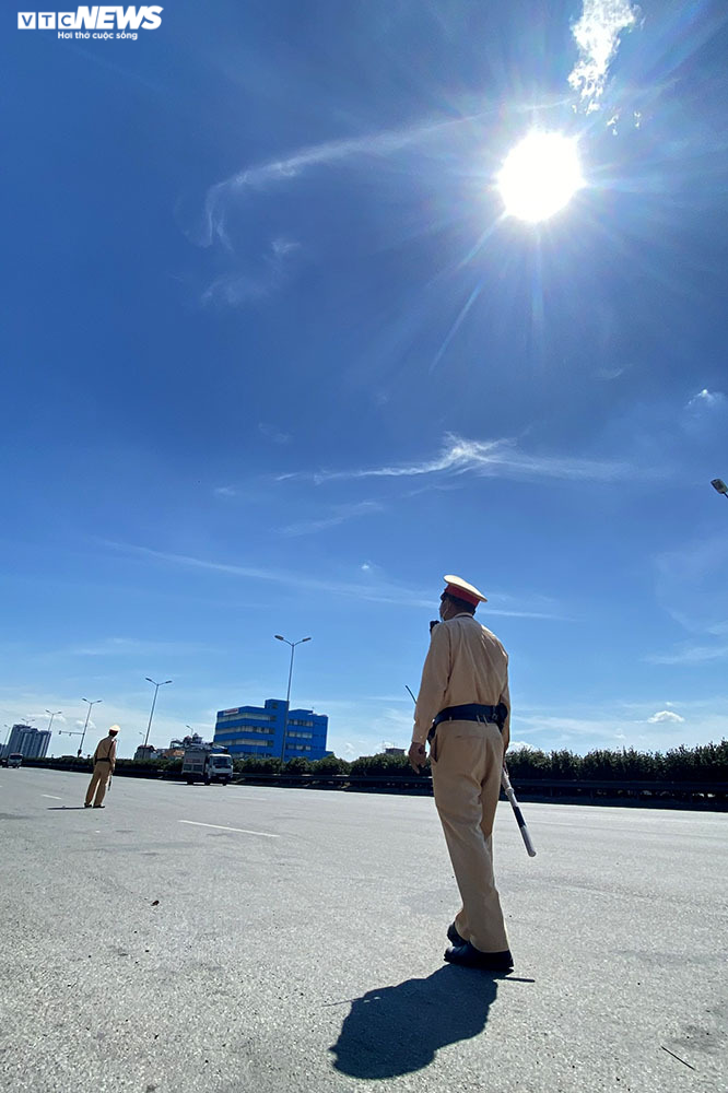 Ảnh: CSGT căng mình làm nhiệm vụ chống dịch COVID-19 dưới trời nắng như đổ lửa - 1