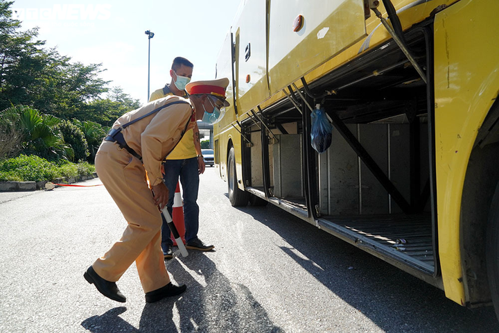 Ảnh: CSGT căng mình làm nhiệm vụ chống dịch COVID-19 dưới trời nắng như đổ lửa - 5