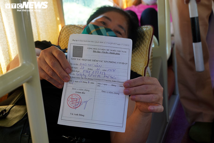 Ảnh: CSGT căng mình làm nhiệm vụ chống dịch COVID-19 dưới trời nắng như đổ lửa - 6