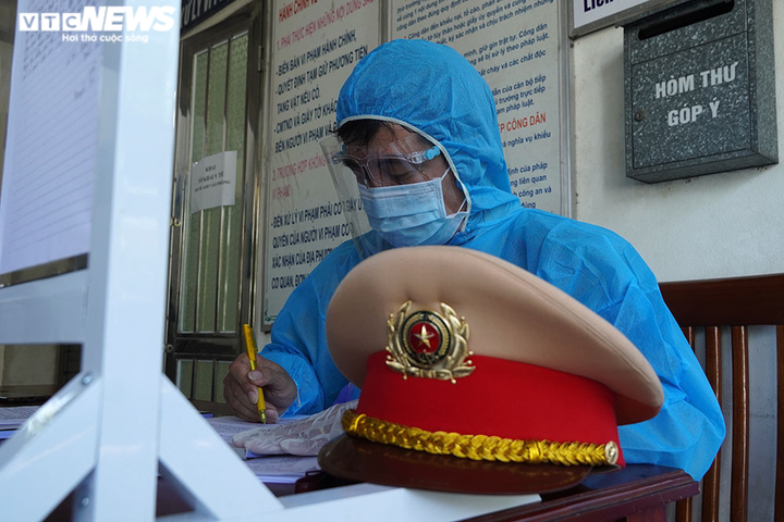 Ảnh: CSGT căng mình làm nhiệm vụ chống dịch COVID-19 dưới trời nắng như đổ lửa - 8