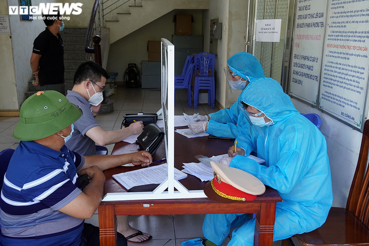 Ảnh: CSGT căng mình làm nhiệm vụ chống dịch COVID-19 dưới trời nắng như đổ lửa - 9