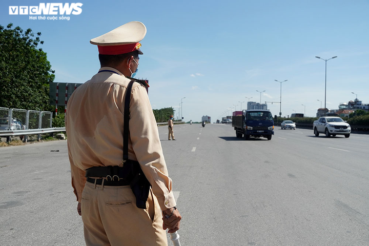Ảnh: CSGT căng mình làm nhiệm vụ chống dịch COVID-19 dưới trời nắng như đổ lửa - 10