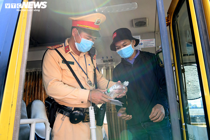 Ảnh: CSGT căng mình làm nhiệm vụ chống dịch COVID-19 dưới trời nắng như đổ lửa - 11